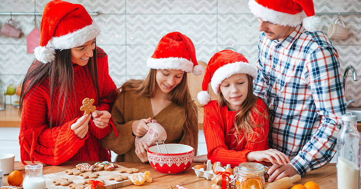 Familia disfrutando de cocinar galletas en Navidad